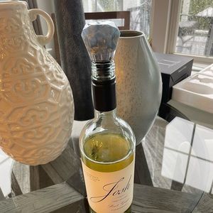 Resin wine bottle stopper